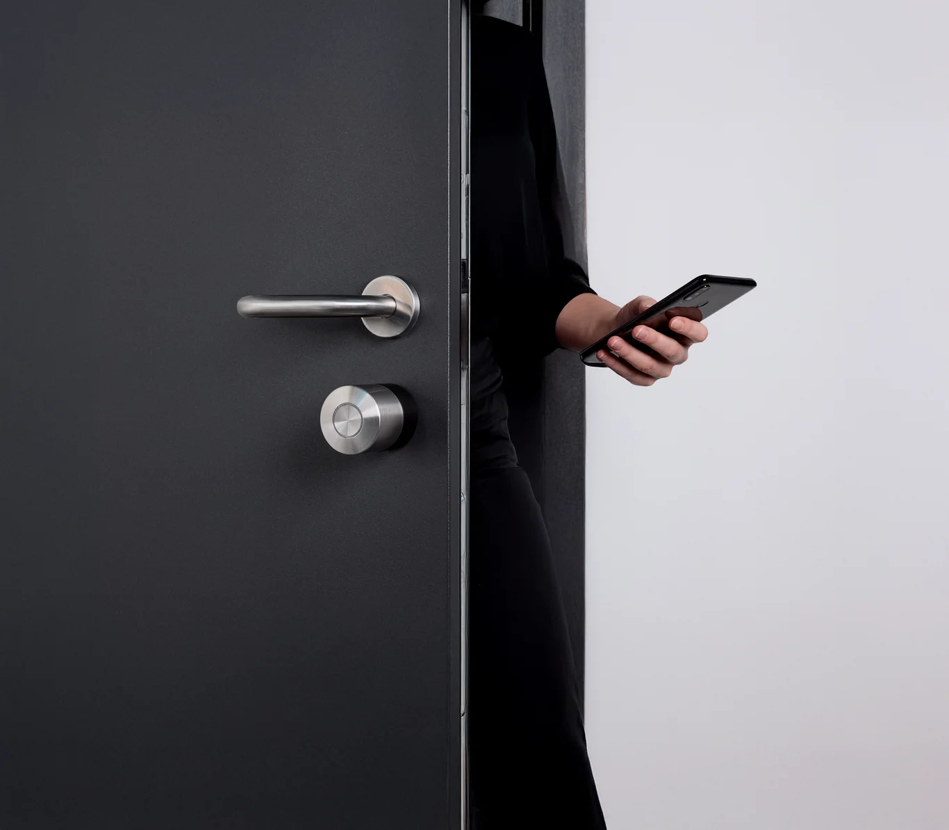 Nuki Smart Lock Pro instalada en el interior de una puerta y controlada desde un teléfono móvil